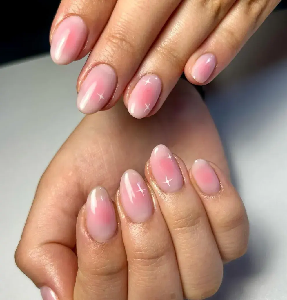 Blush nails con efecto de estrella.