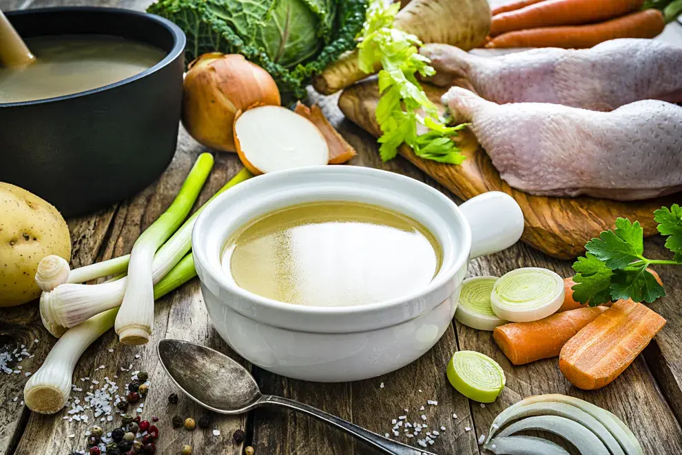 Sopa con caldo de pollo, uno de los alimentos utilizados desde la antiguedad para combatir la gripe.