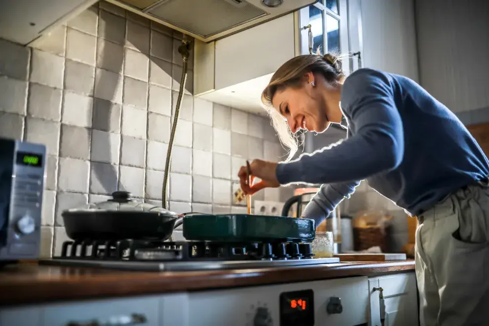 Existen diversos recursos para amplificar tu cocina pequeña y ganar espacio donde creías que no existía.