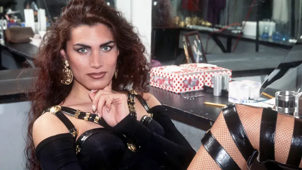 Cris Miró fue la primera vedette transexual del país; murió el 1° de junio de 1999.