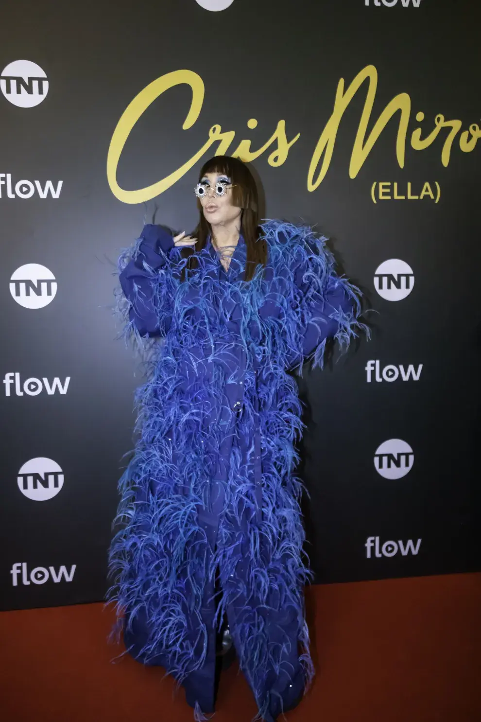 Moria Casán, con un look digno de una diva, con plumas y un azul eléctrico.