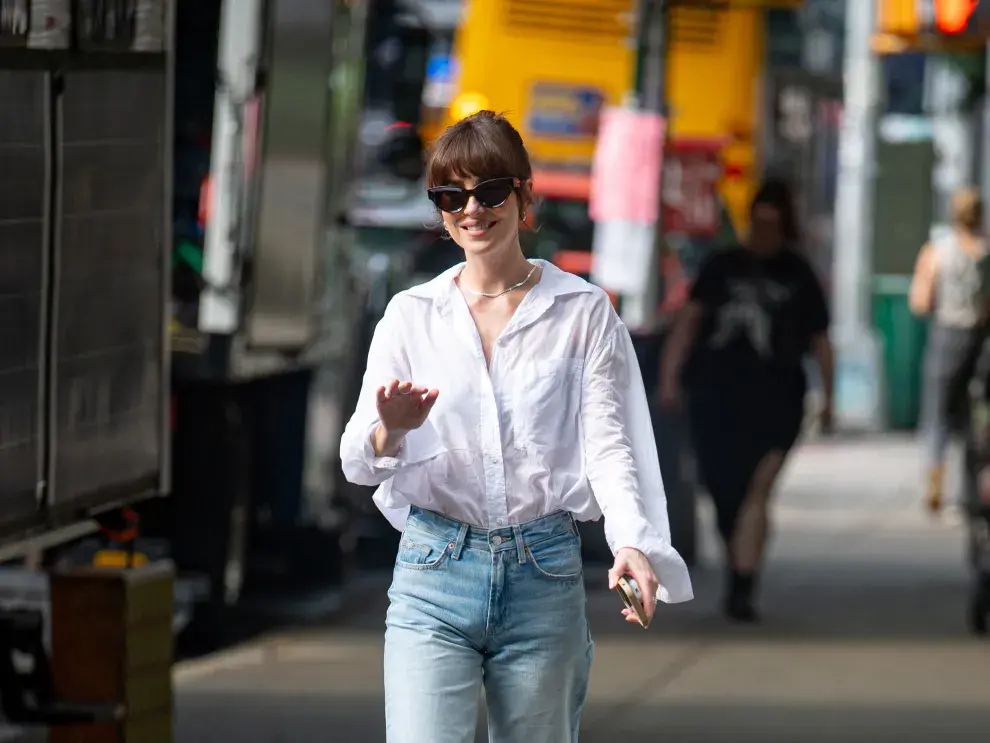 Dakota Johnson nos da clases de estilo a la hora de llevar los jeans tendencia del momento.