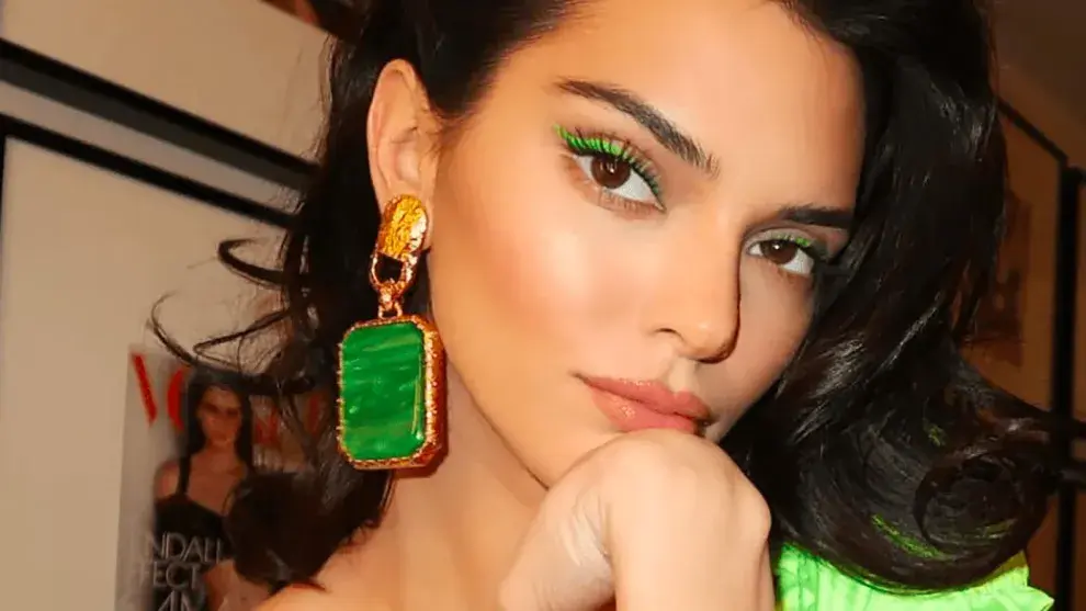 El delineado gráfico con verde es una de las tendencias de make up de la temporada.