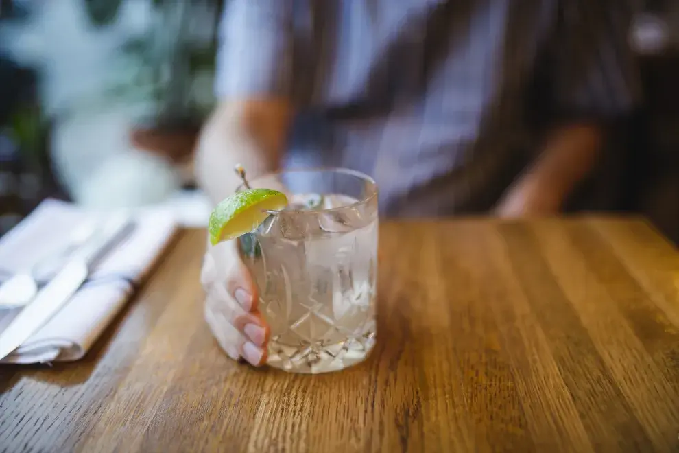 El gin tonic tiene su origen durante el Raj británico del siglo XIX.