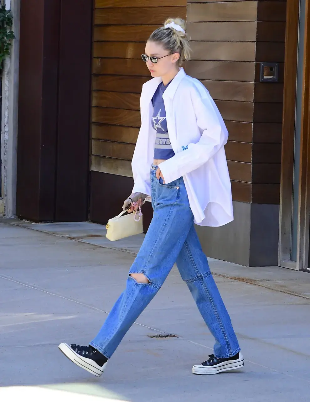 Gigi Hadid con un look a puros básicos.