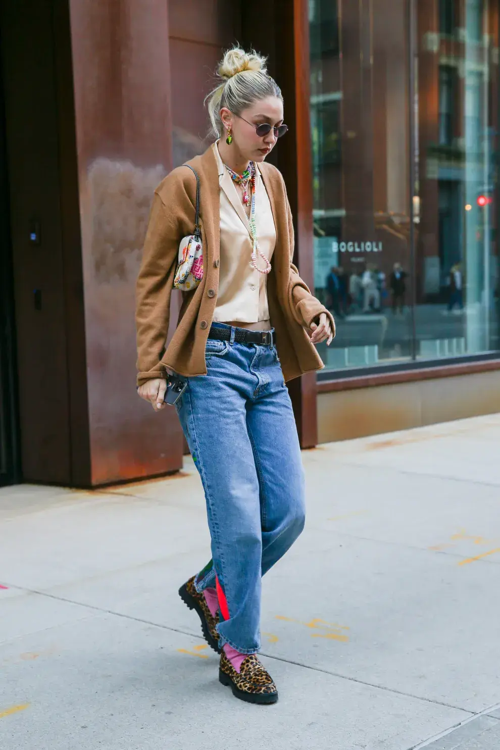 Gigi Hadid y un look print: jeans rectos, medias rojas y mocasines animal print. Nos encanta, sea lo que sea que elija para usar arriba. Si baja la temperatura, sumale un gamulán.