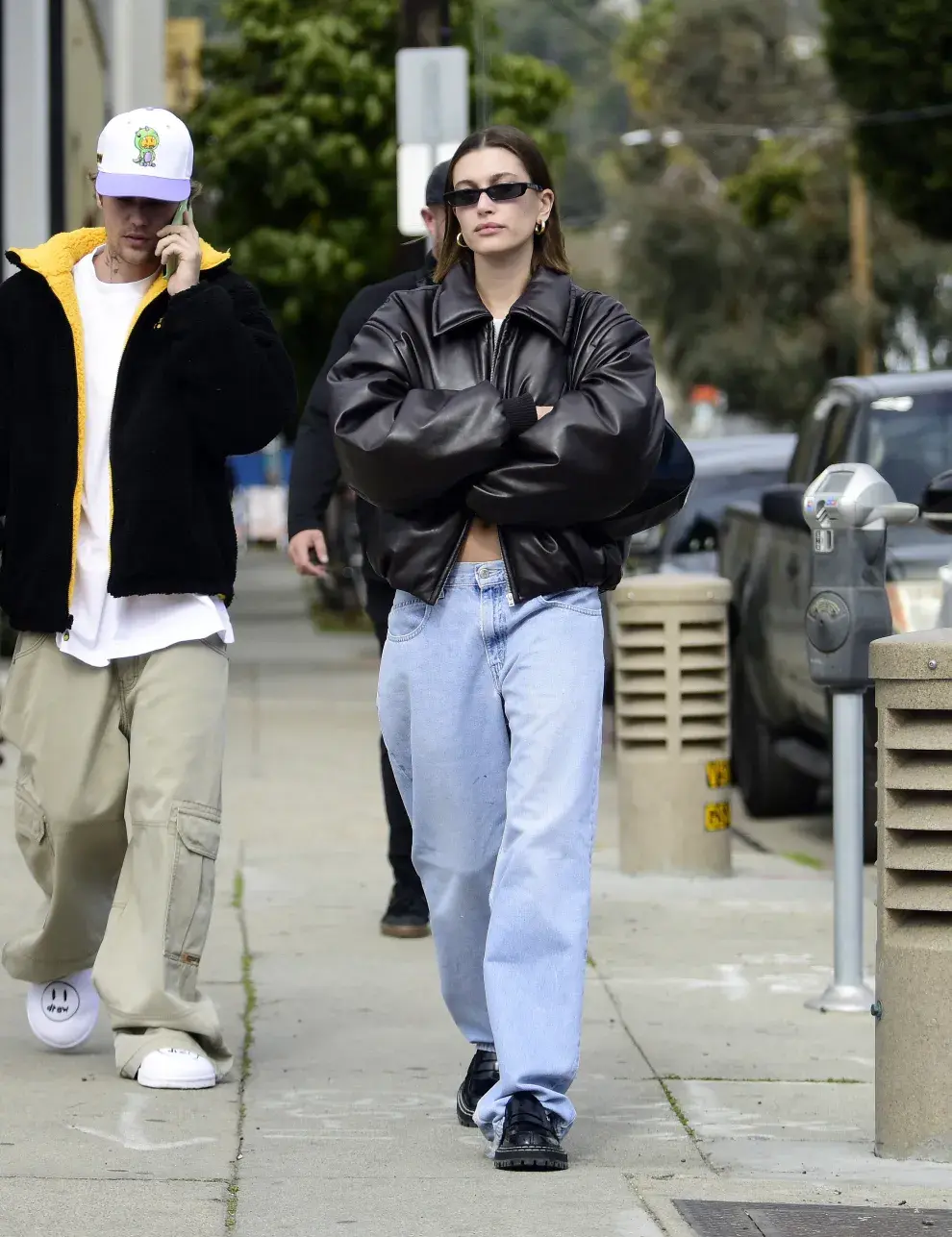 Hailey and Justin Bieber por las calles de nueva York. Hailey con su jean ancho súper cómodo que combinó con una campera acolchada de eco cuero y unos mocasines con medias, cancherísima!