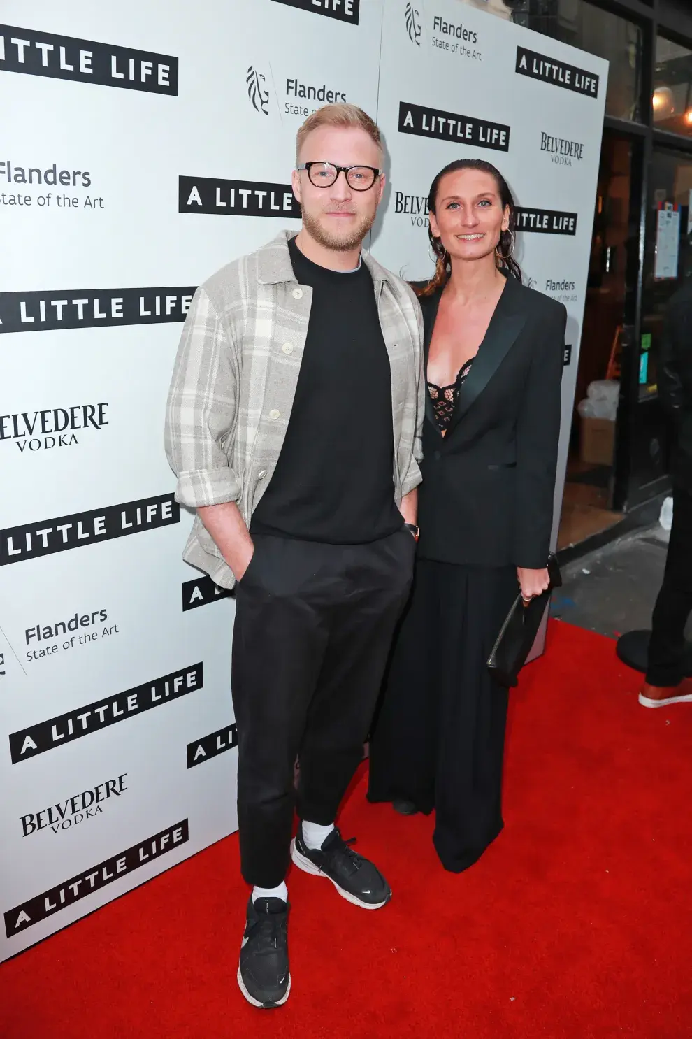 bessie carter y sam phillips en la alfombra roja