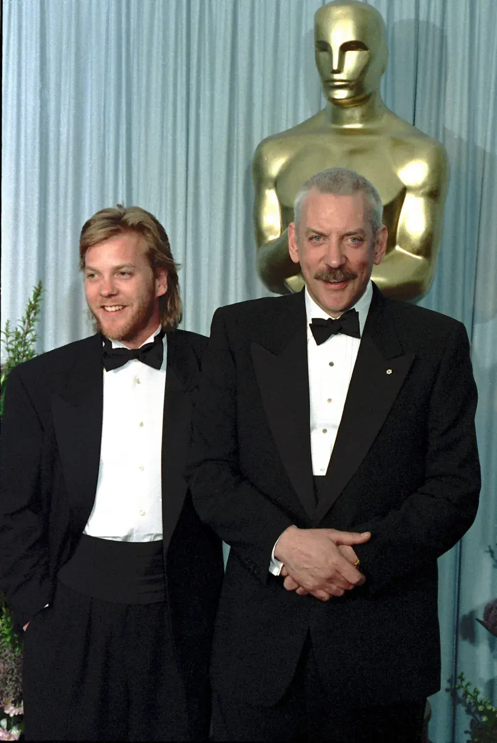  Kiefer Sutherland y su padre Donald Sutherland en los Premios Oscar de1989.