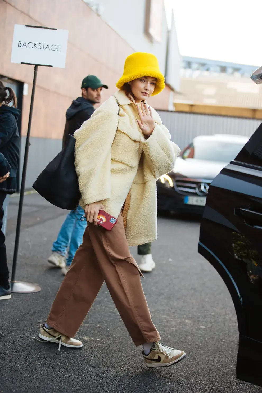 Gigi Hadid con un look cozy. Amamos el sombrero amarillo como detalle que levanta el look.