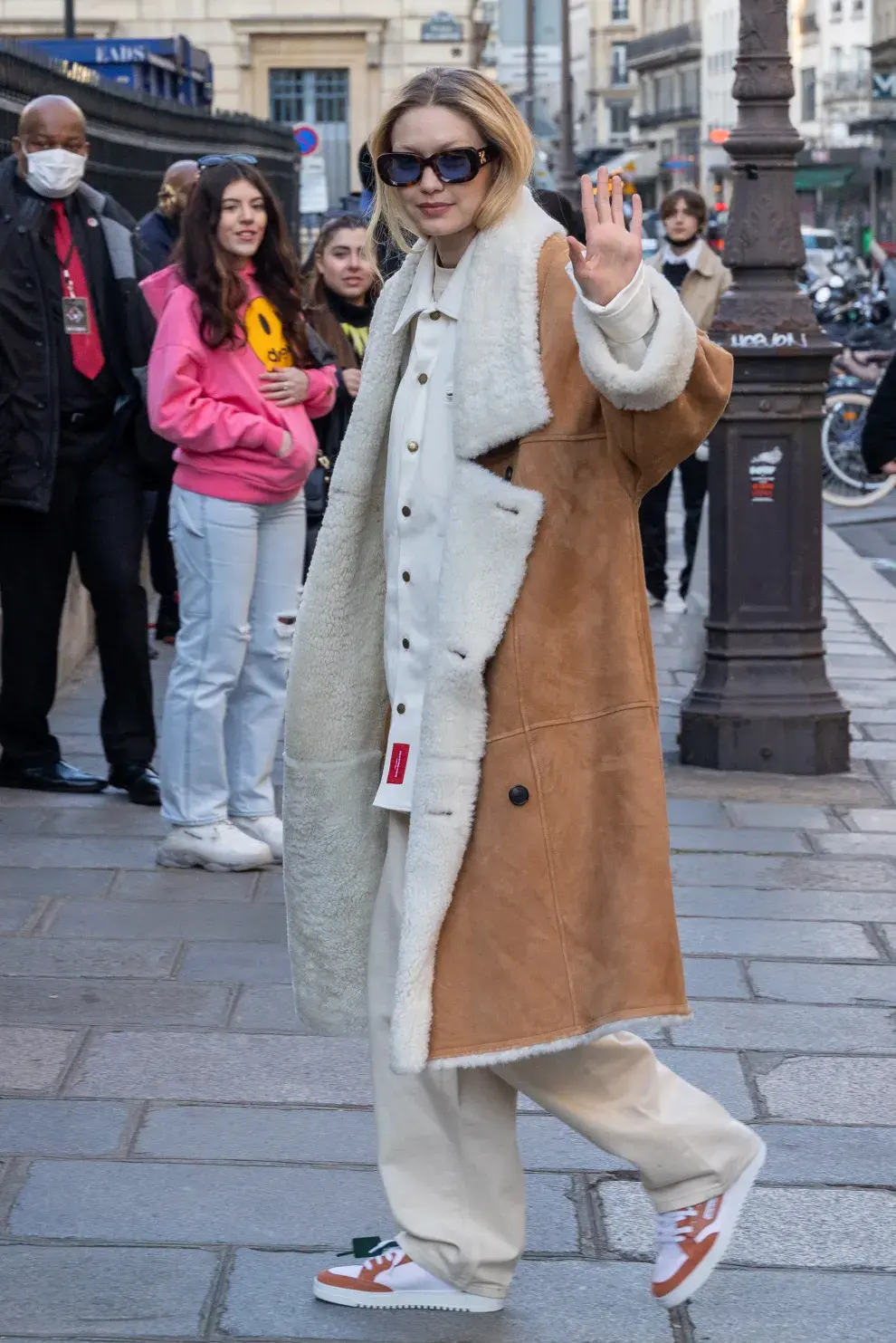 Gigi Hadid y un look bajo cero. Maxi abrigo de corderito sobre un conjunto holgado de maxi camisa y pantalón para un día bien frío. 