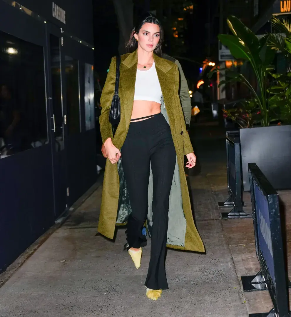 Kendall Jenner con sus flared leggings en un look nocturno. Estas leggings quedan muy bien con zapato en punta. 