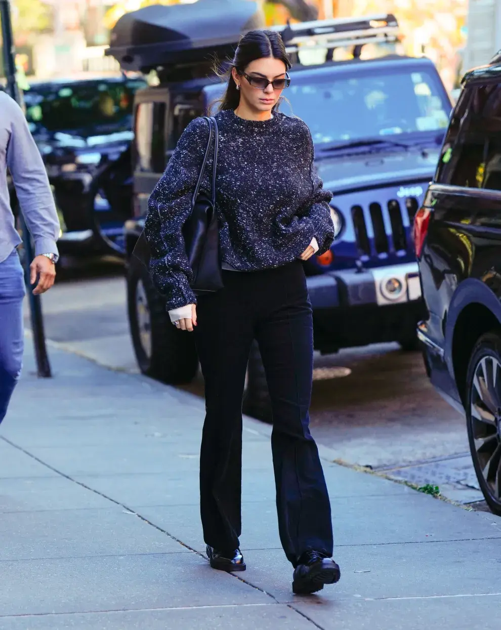 Kendall Jenner con sus flared leggings y un look comfy: suéter suelto y borcegos. 