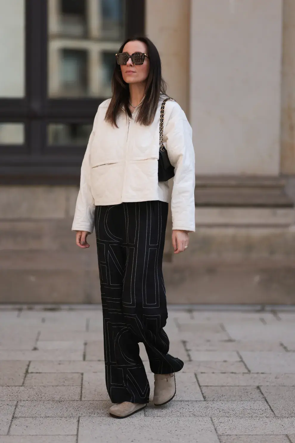 Mujer abrigada con look de invierno por las calles.