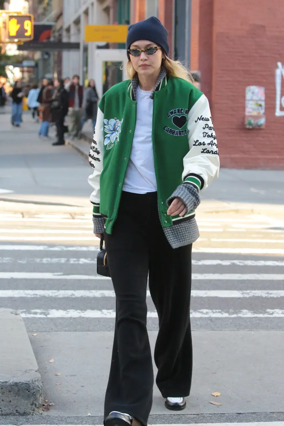 Bomber, camisa cuadrillé y remera básica con jogging flared y mocasines. Lista para un día al aire libre. 