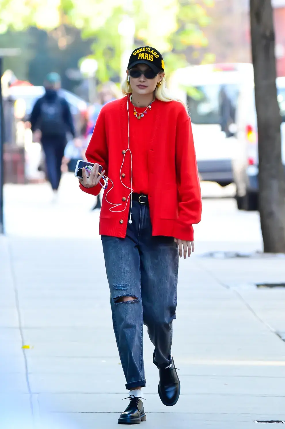 Gigi Hadid y un look trendy con el color de la temporada. Sí a las gorras para completar los looks.