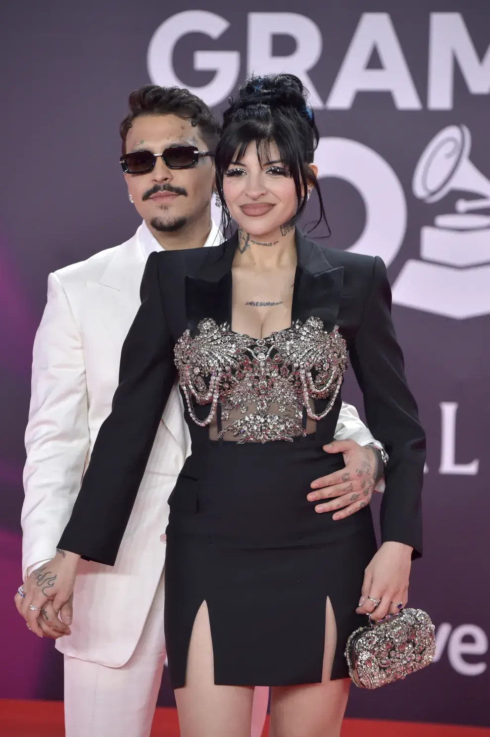 Cazzu y Christian Nodal en los Latin GRAMMY 2023.