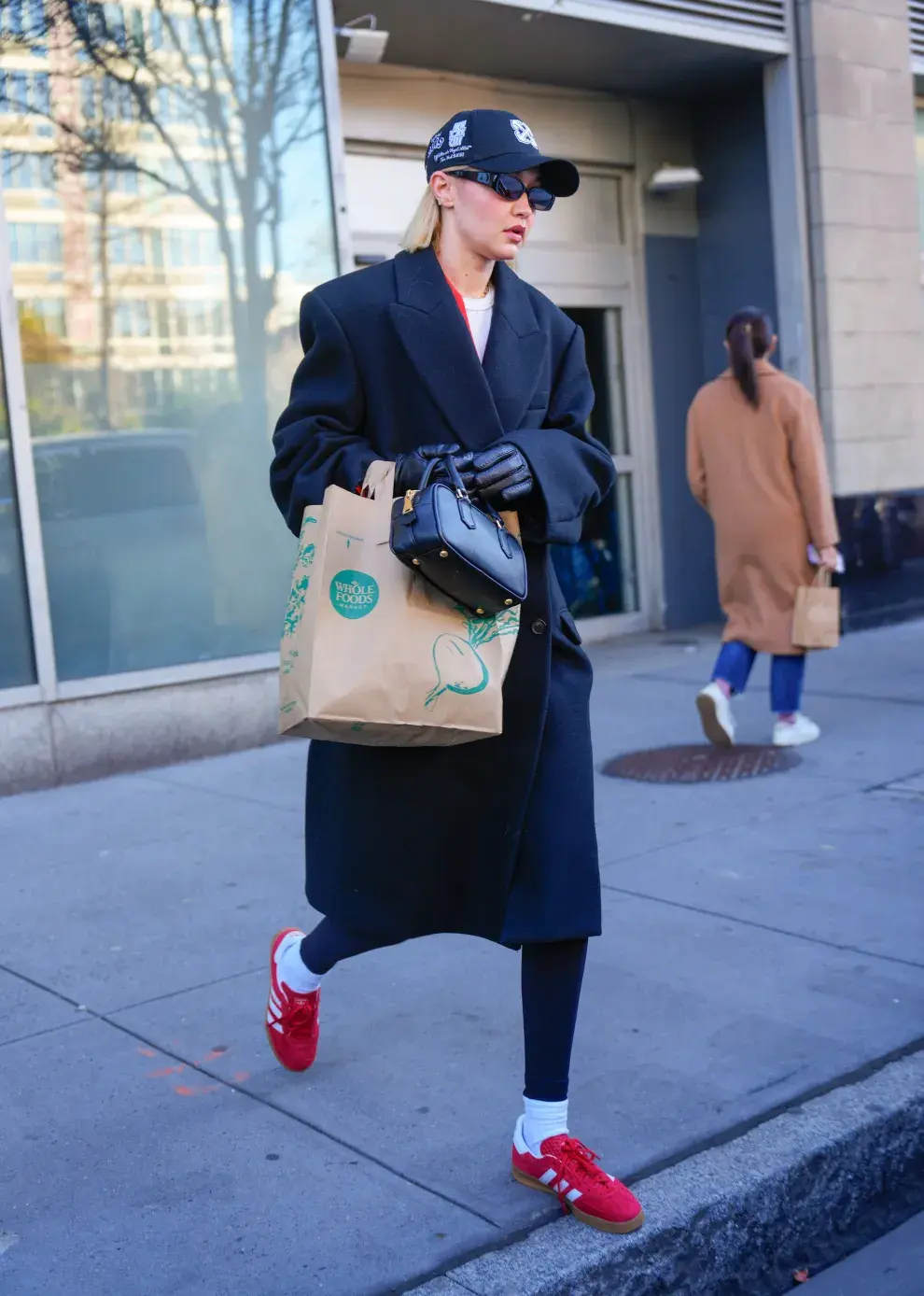 Gigi Hadid y un look sporty: leggins, maxi tapado, soquetes y zapatillas. El detalle? Siempre cap. Canchera y súper cómoda para un día de fin de semana. 