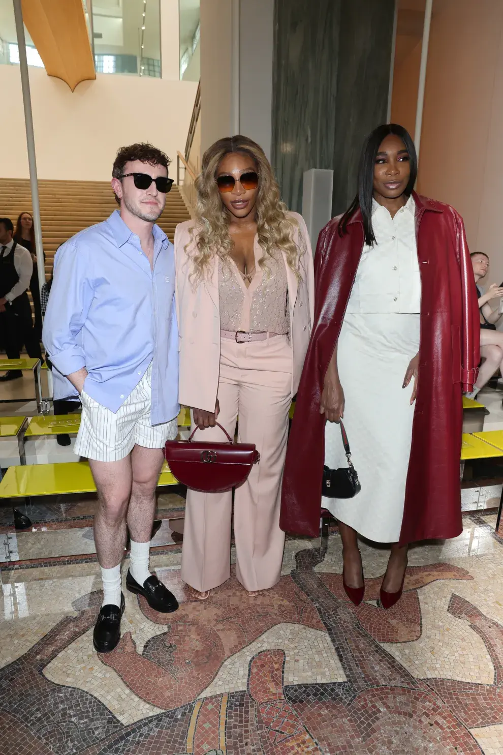 Paul con las hermanas Serena y Venus Williams en el desfile de Gucci.