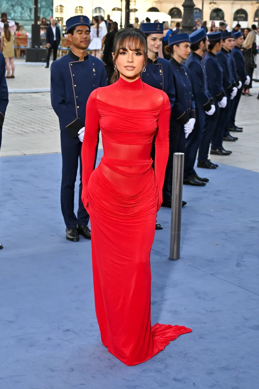 Becky G con un look monococromático rojo, uno de los colores de moda este año.