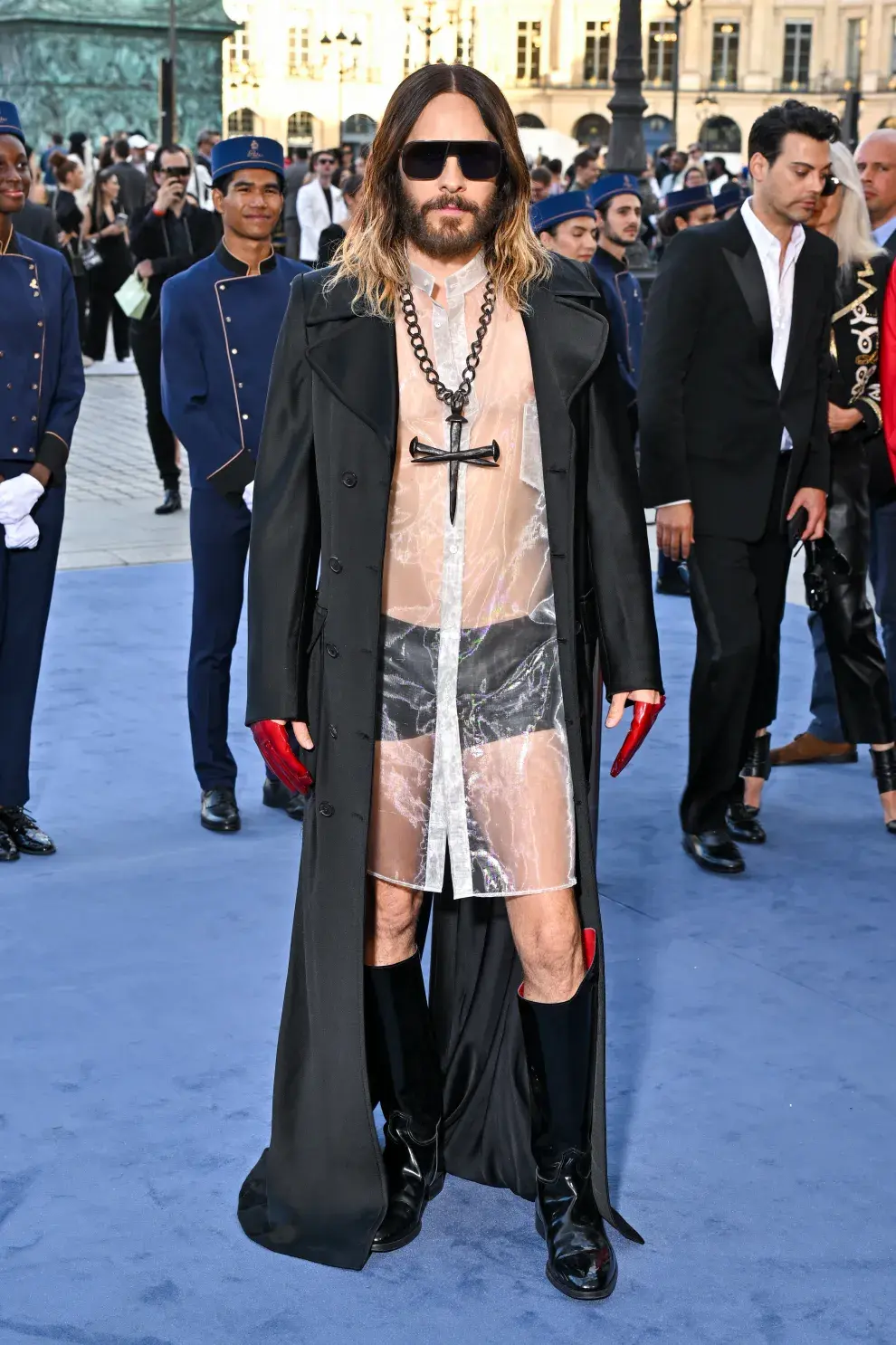 Jared Leto apostó por un look transparente y se sumó a la tendencia de la ropa interior visible.