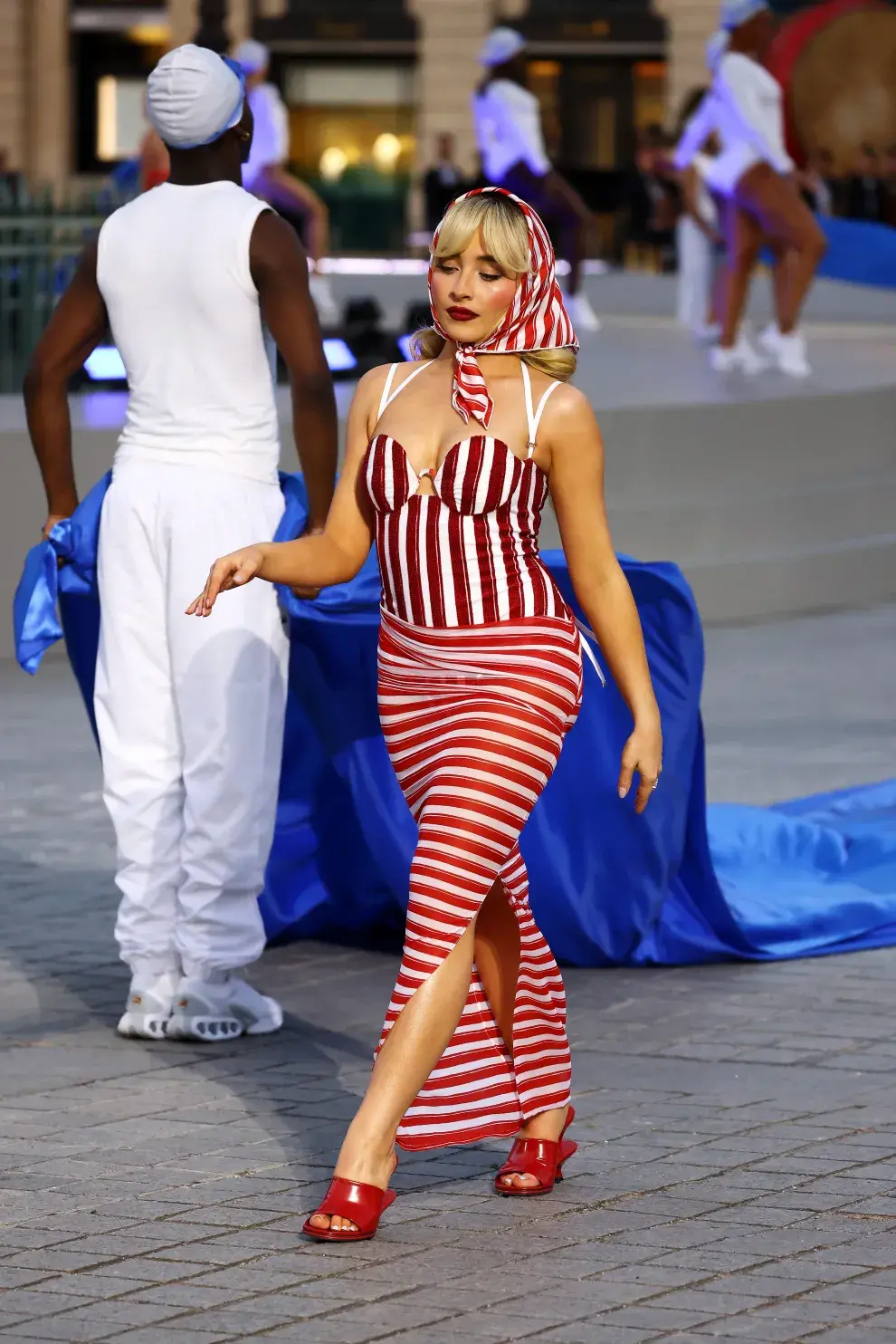 Sabrina Carpenter desfiló con un Jacquemus rayado rojo y blanco.