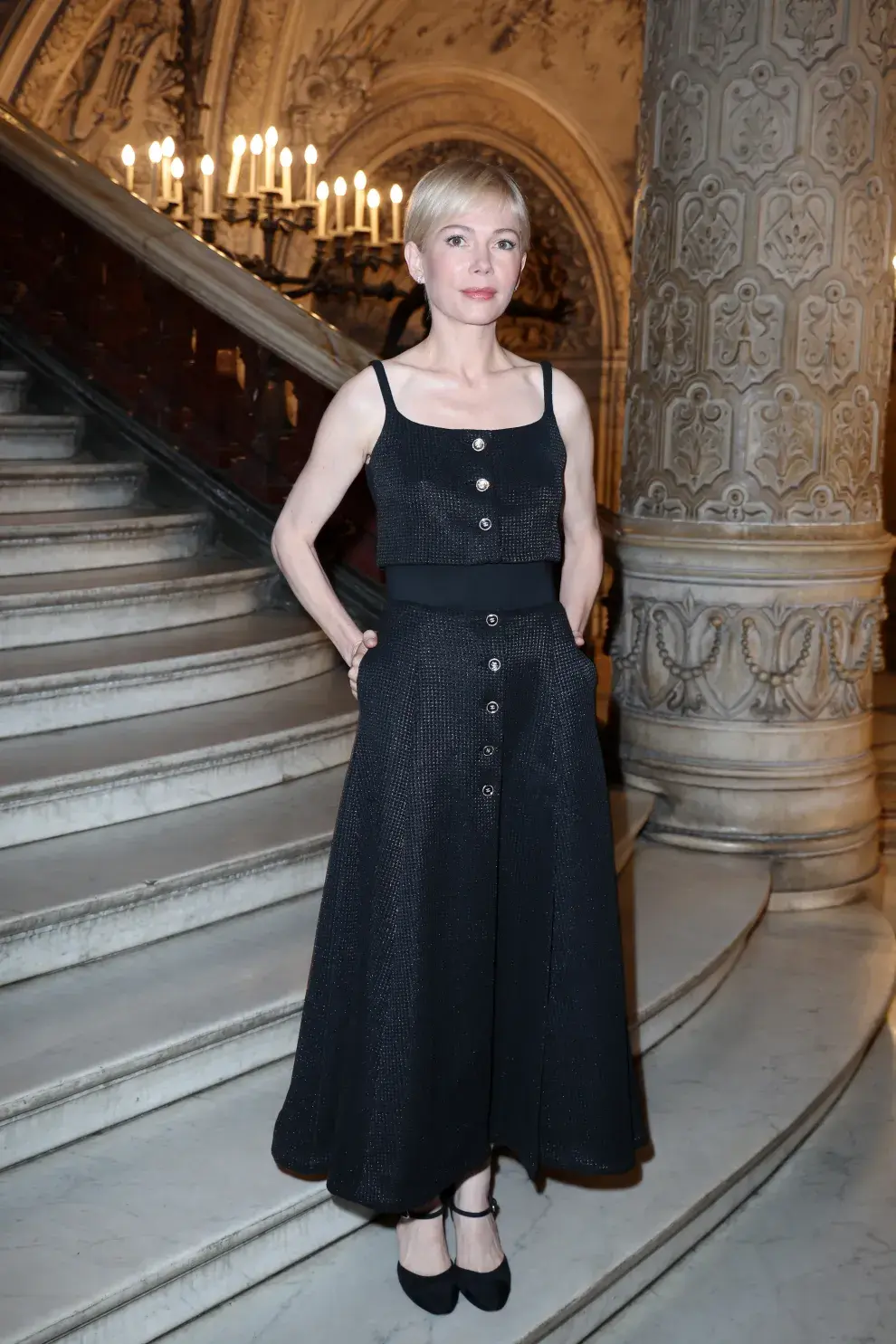 Michelle Williams eligió un vestido midi en negro, con botones al frente y cintura marcada. 