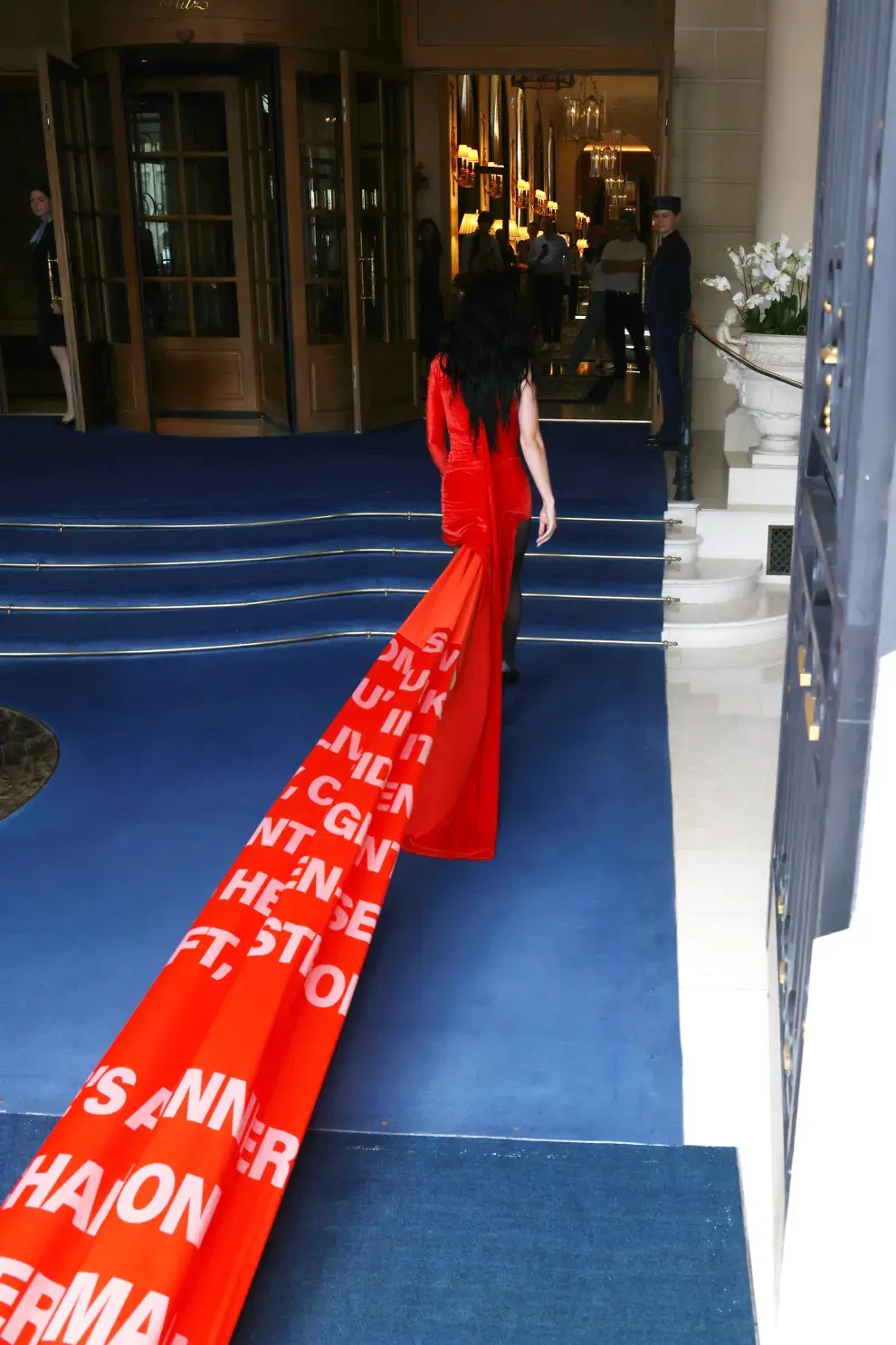 Katy Perry y su vestido con cola de 150 metros en París.