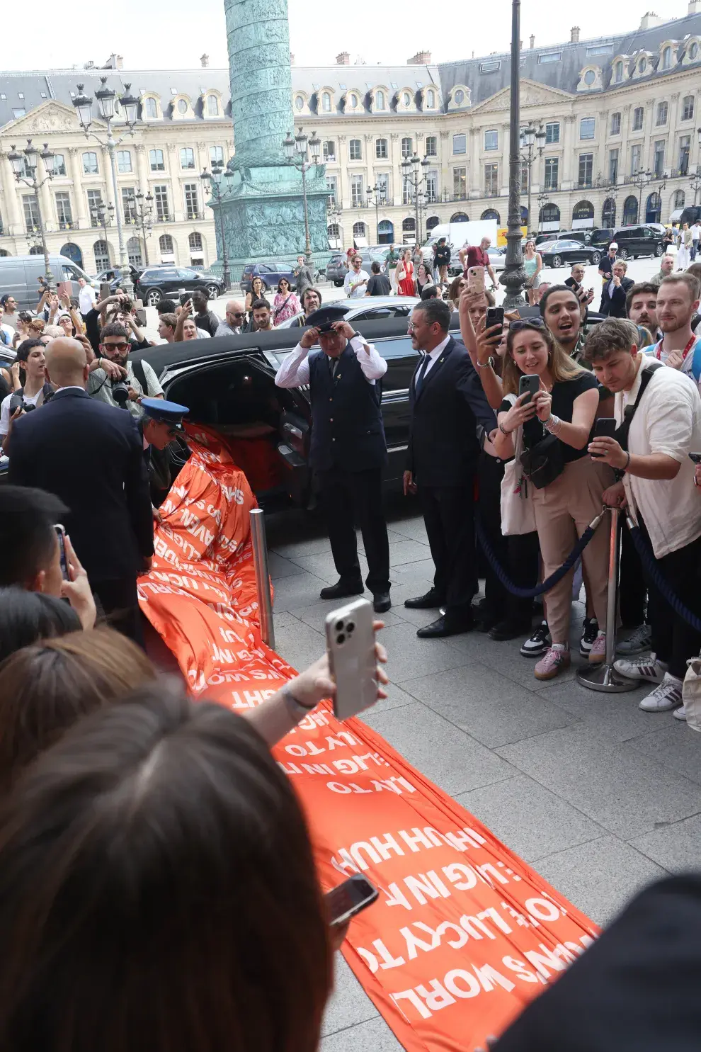 Katy Perry y su vestido con cola de 150 metros en París.