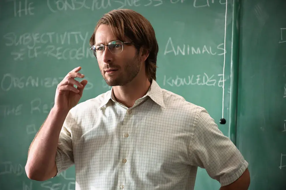 Glen Powell interpreta a un profesor universitario en la nueva peli de Richard Linklater.