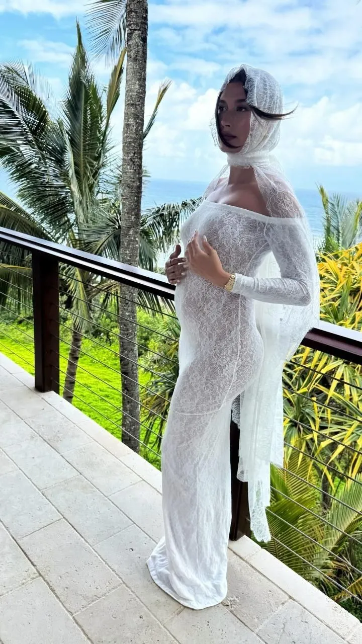 Hailey Bieber con un vestido súper al cuerpo de encaje blanco. Así anunciaba en las redes sociales su embarazo. 