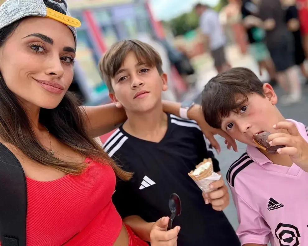 Antonela Roccuzzo con dos de sus tres hijos en Universal Studios.