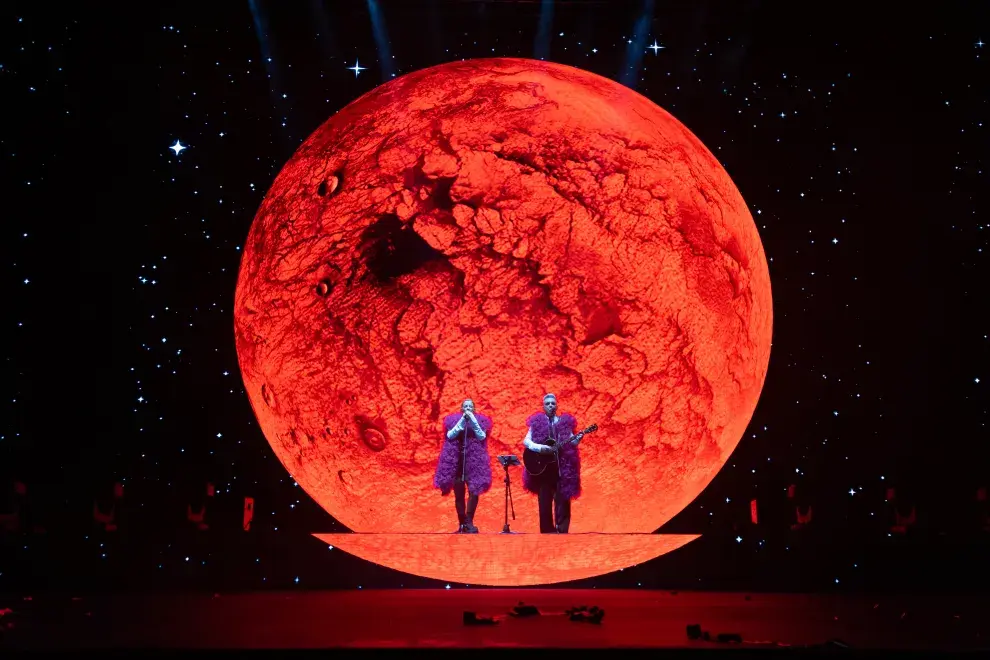 Una Luna Roja envolvió a Miranda para su set acústico. 