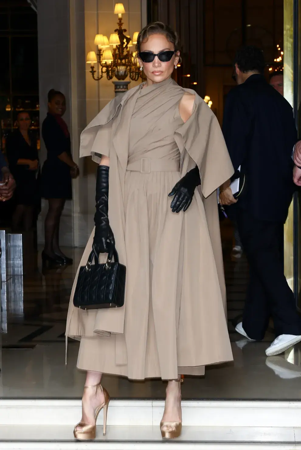 Con un lookazo impecable, JLo deslumbró en el desfile de Dior con otra de las tendencias en un vestido monocromo con escote drapeado, cintura ajustada y accesorios en negro. ¿Los guantes hasta el codo? Un sí rotundo.