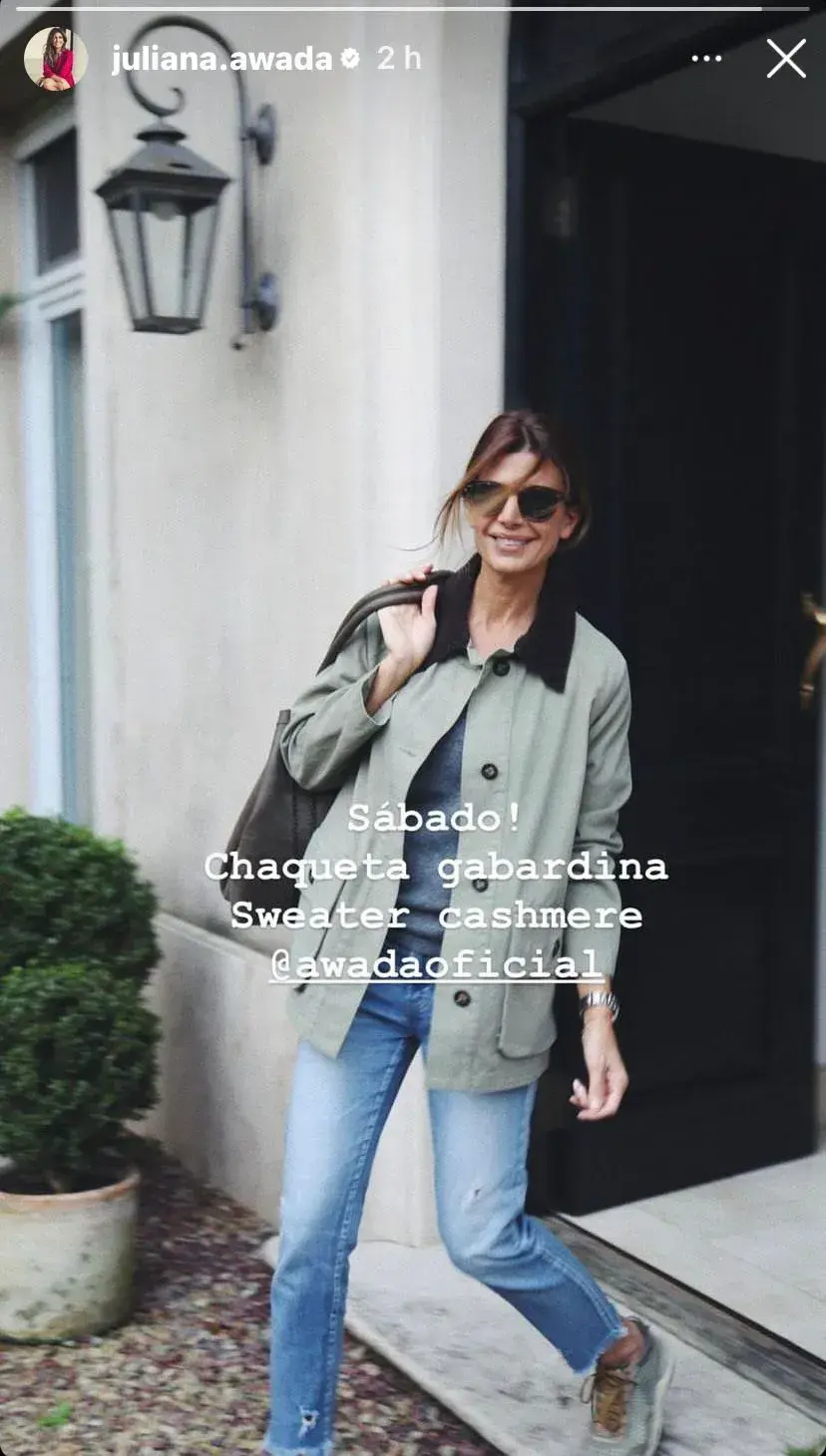 Look de fin de semana: chaqueta de gabardina + suéter + jeans.