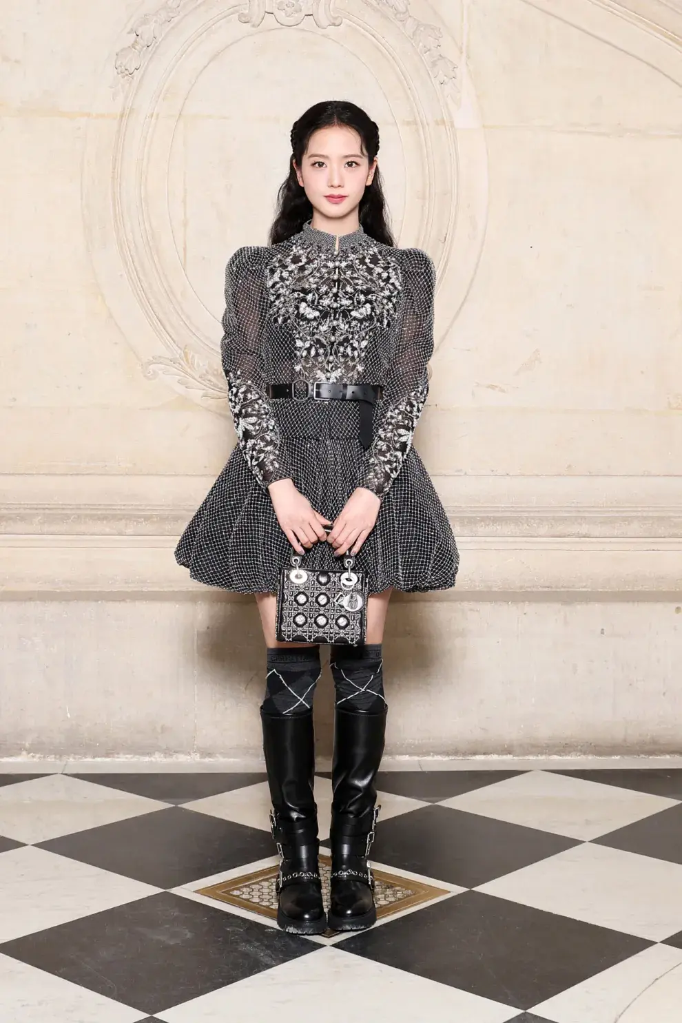 Kim Jisoo en el desfile de Dior: increíble su vestido bordado con la falda "balloon", una de las tendencias de la temporada. Completa el lookazo unas botas altas estilo bucaneras con medias a la vista.