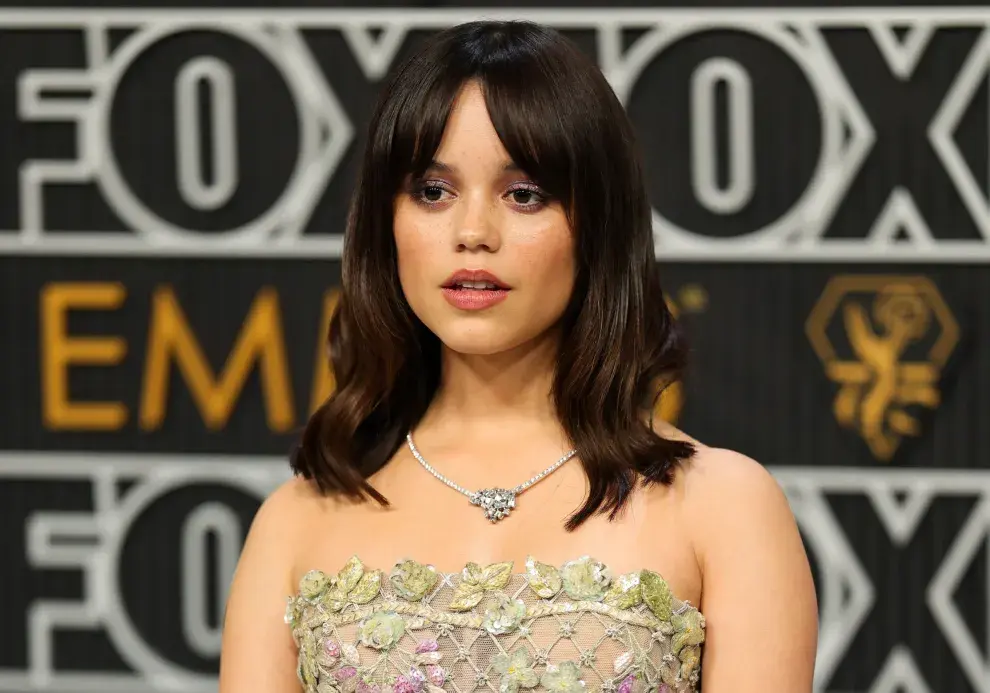 Jenna Ortega usa un kitty cut con un flequillo largo que también es tendencia.