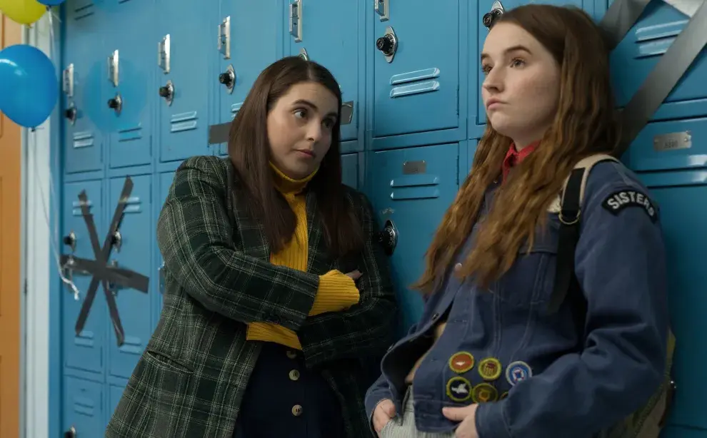 Beanie Feldstein y Kaitlyn Dever protagonizan La noche de las nerds.