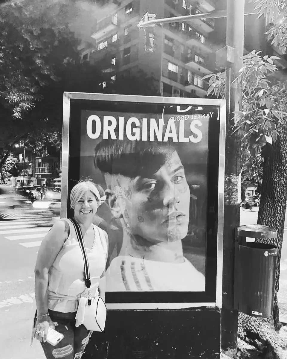 La madre de Duki, Sandra Viviana Quiroga, feliz frente a un cartel de su hijo.