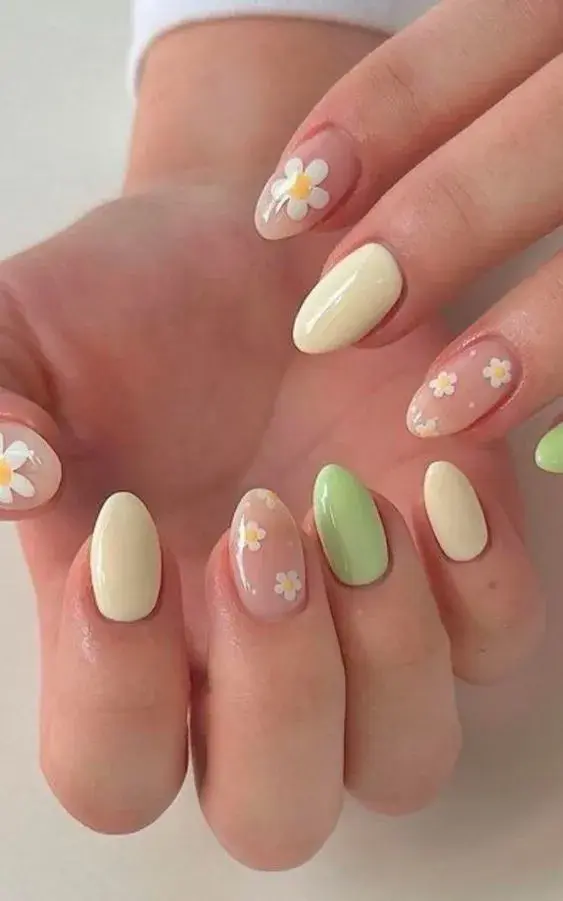 Colores pasteles y margaritas: un sí para el nail art coreano. ¿La clave? Usar plenos de color en algunas uñas. 