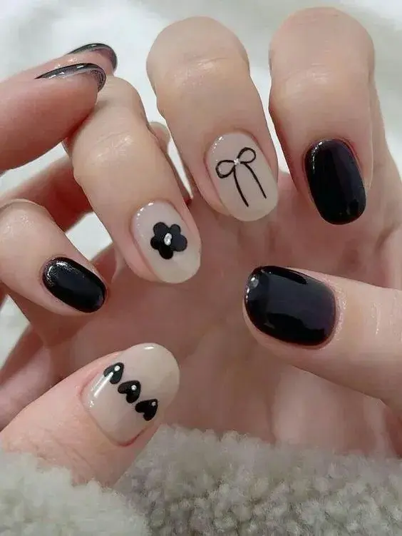Para las más clásicas, el color negro es otro aliado: va con moños, flores y corazones.