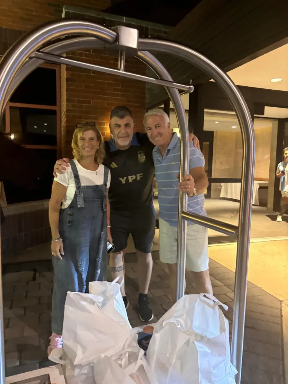 Juan Carlos Urgilles y Ana Santantonio Urgilles llevando las tortas para el cumple de Lionel Messi.