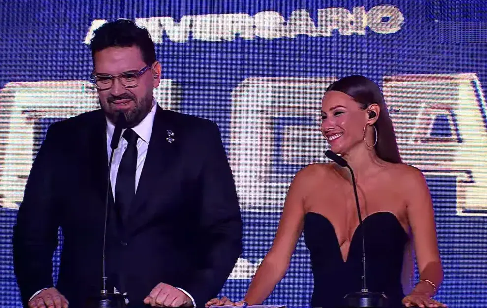 Damián Betular y Pampita conduciendo los Premios Olga.