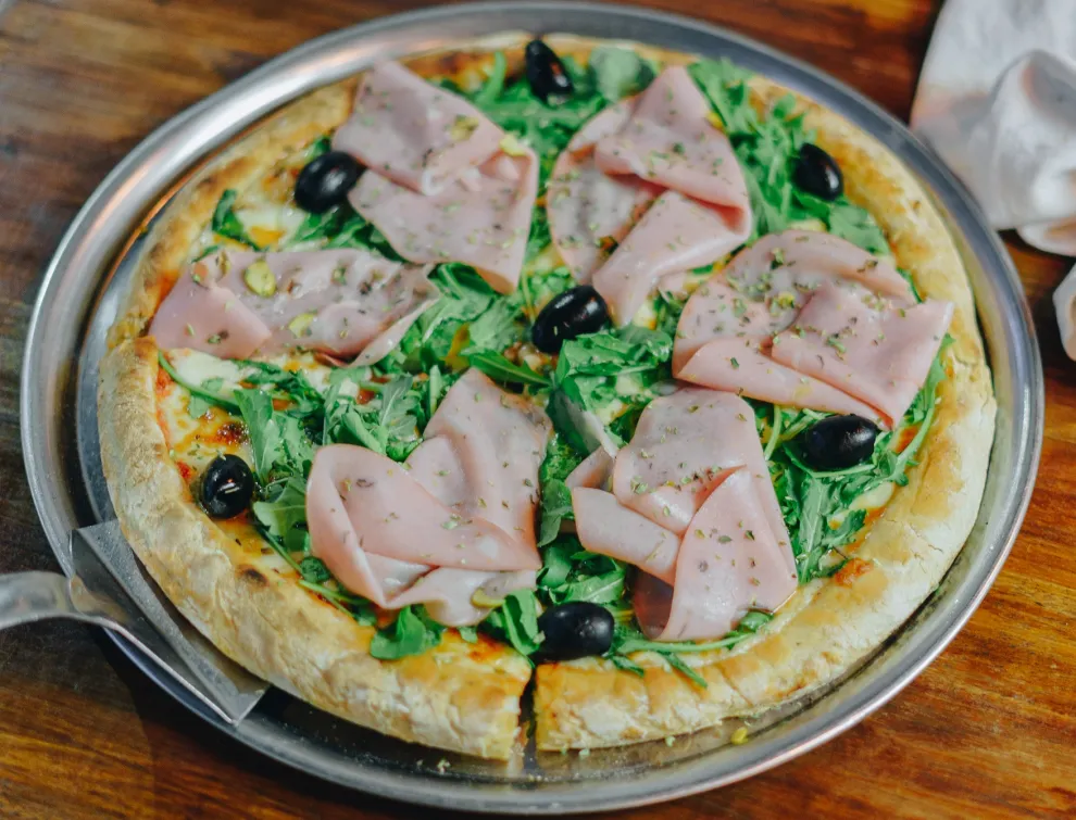 Pizza de mortadella y pistachos