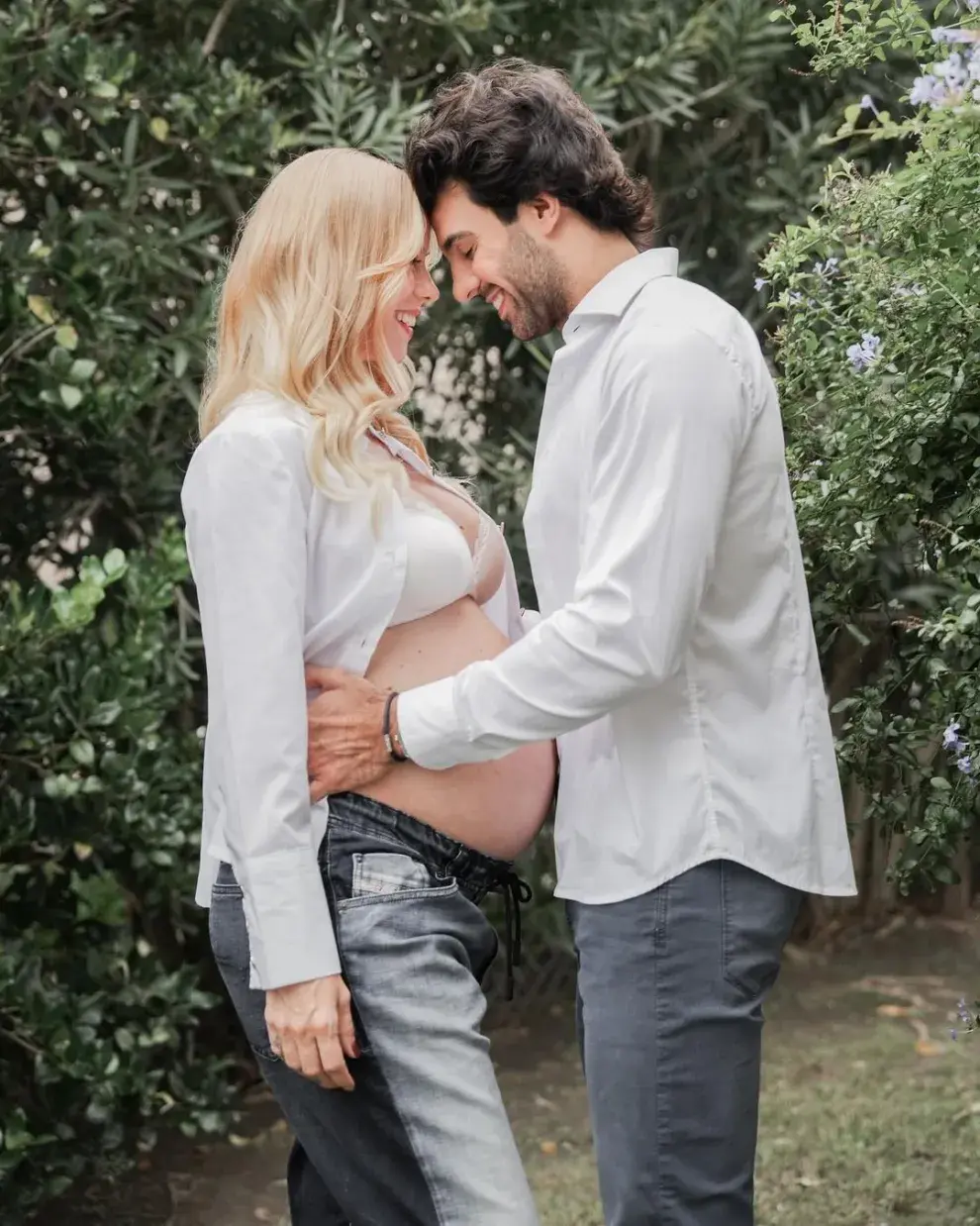 Nicole Neumann y Manu Urcera en una sesión de fotos previa al nacimiendo de Cruz.