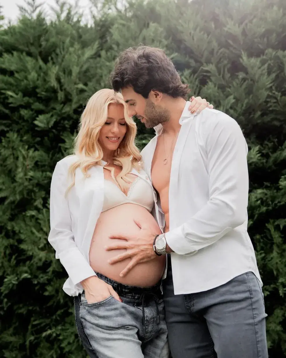 Nicole Neumann y Manu Urcera en una sesión de fotos previa al nacimiendo de Cruz.