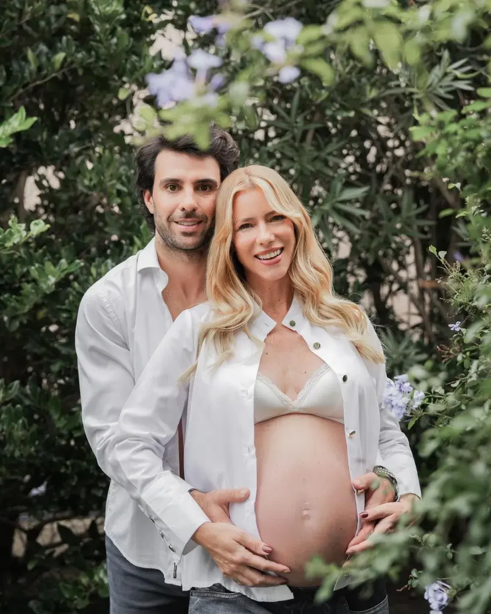 Nicole Neumann y Manu Urcera en una sesión de fotos previa al nacimiendo de Cruz.