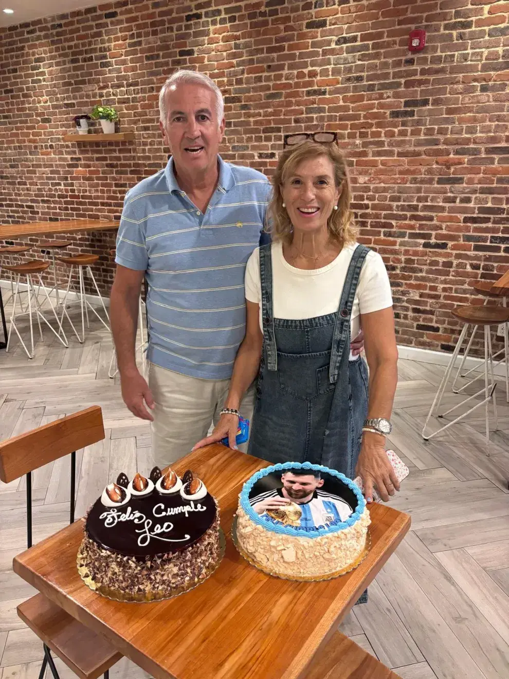 Juan Carlos Urgilles y Ana Santantonio Urgilles con las tortas para el cumple de Lionel Messi.