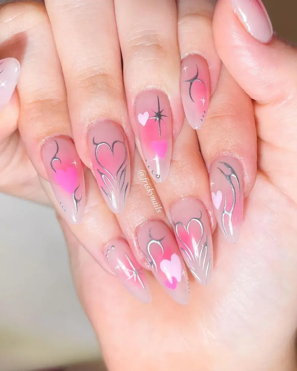 Blush nails con calcomanías.