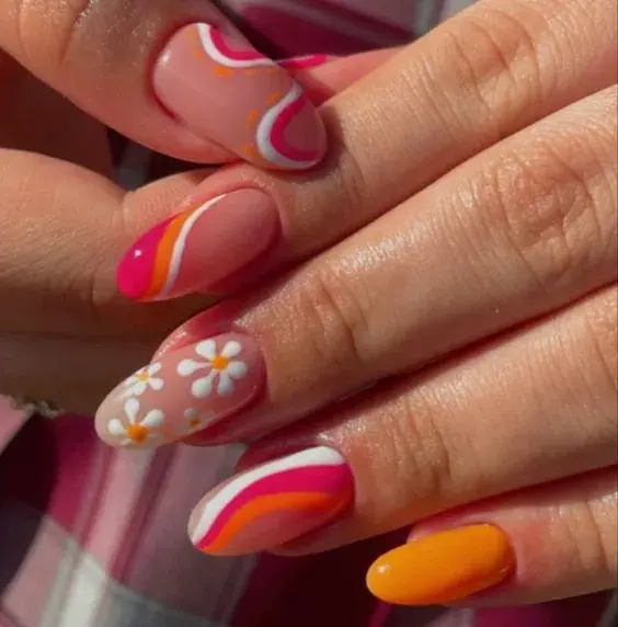 Nailrt con diseño abstracto y floral con los tonos de la bandera del orgullo lésbico.